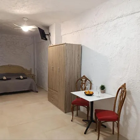 La Cueva Encantada لقنت